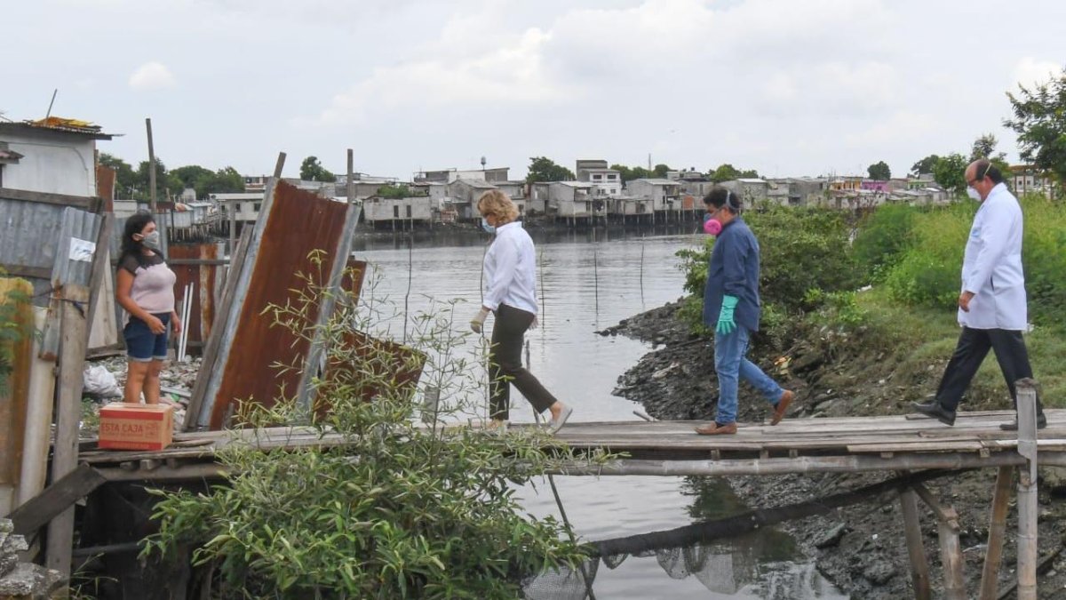 El martes, el Municipio de Guayaquil empezó a recorrer los barrios más afectados por el coronavirus para hacer valoraciones médicas a los pacientes y posibles afectados.