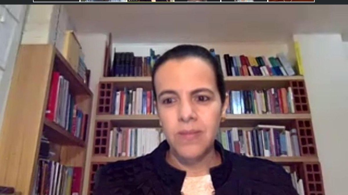 La ministra respondió preguntas en su cuenta de Twitter