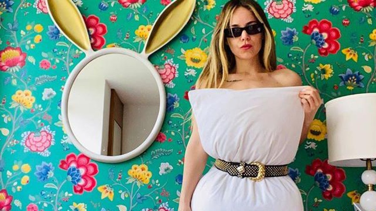 La actriz mexicana Camila Sodi no resistió la tentación y se vistió con un almohada. Así cumplió con el popular reto.
