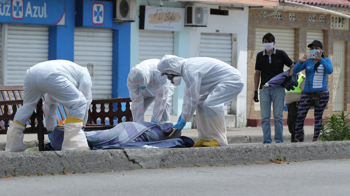 Criminalística levantó a inicios de abril el cuerpo de una mujer que fue dejado por sus familiares en un mueble en el norte de Guayaquil porque ya había fallecido hace días.