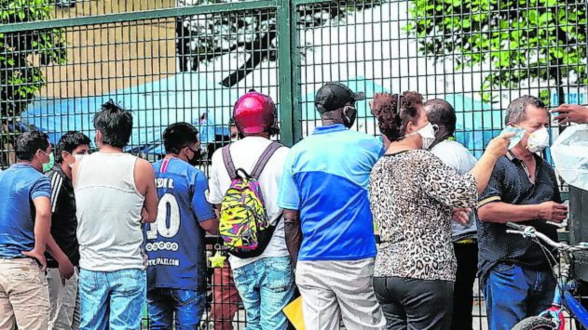 Decenas de familias preguntan por el paradero de sus fallecidos.