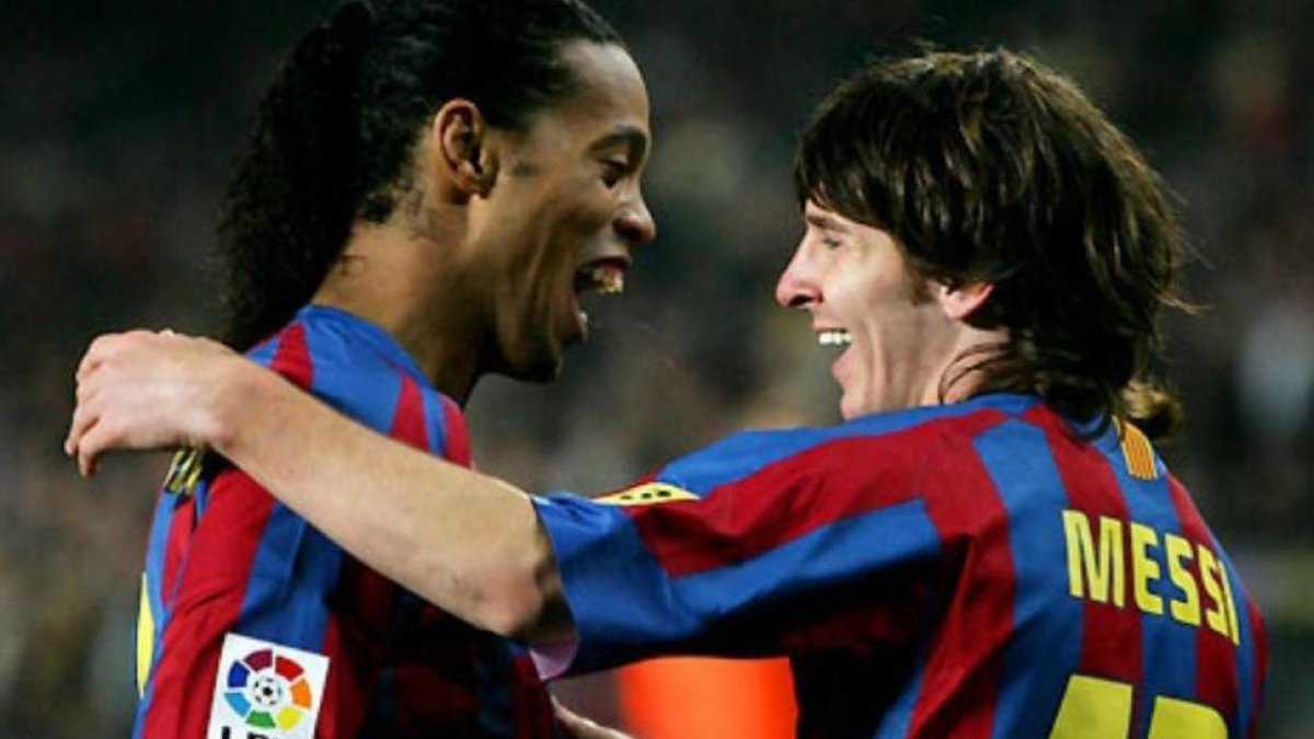 Ronaldinho y Messi significaron el futuro y presente durante una época en el FC Barcelona.