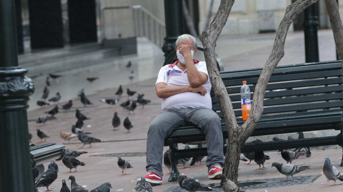 Ciudadanos, pese a la insistencia del Gobierno de que permanezcan en casa, salen a avenidas como la Nueve de Octubre en Guayaquil.