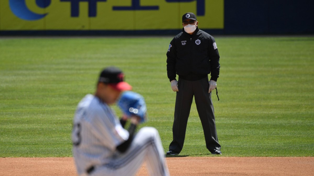 El pitcher de los LG Twins, Cha Woo-chan, se prepara para hacer su lanzamiento en el juego de este martes contra Doosan Bears.
