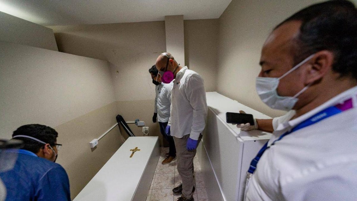 Manta. El alcalde Agustín Intriago (c) revisa la elaboración de féretros para atender la demanda en el cantón.