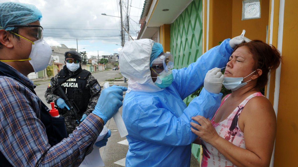 Personal del Ministerio de Salud toma muestras de COVID-19 en la ciudadela Samanes 7, en el norte de Guayaquil,