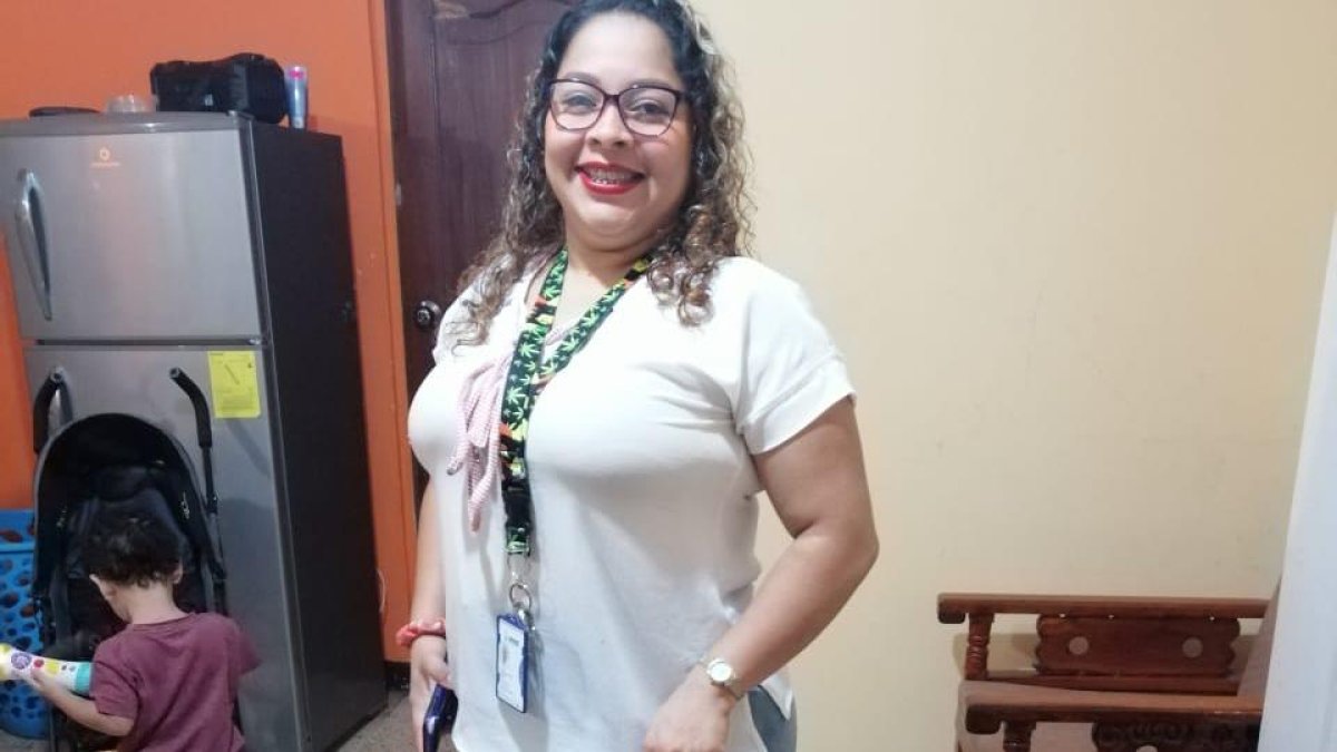 Marianela de Guaranda y al fondo su hijo mayor de dos años.