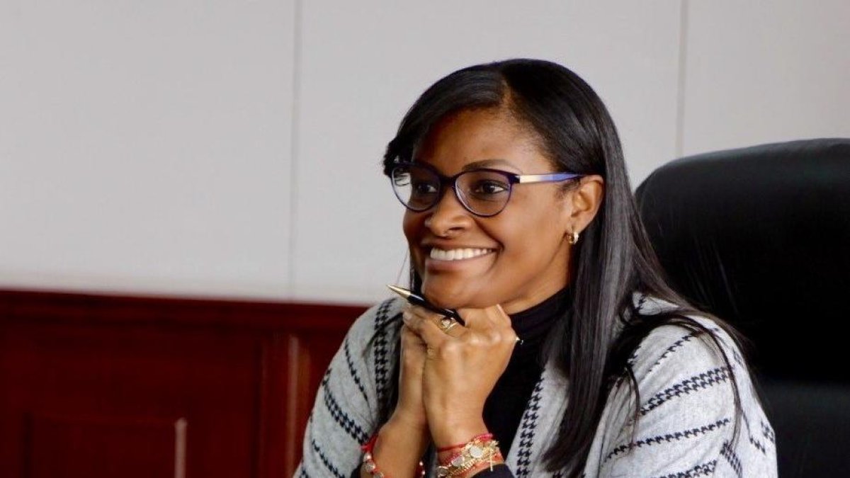 En momentos de dificultad, dice que la salva confiar en su voz interior e intuición como consecuencia de estar en comunión con Dios.