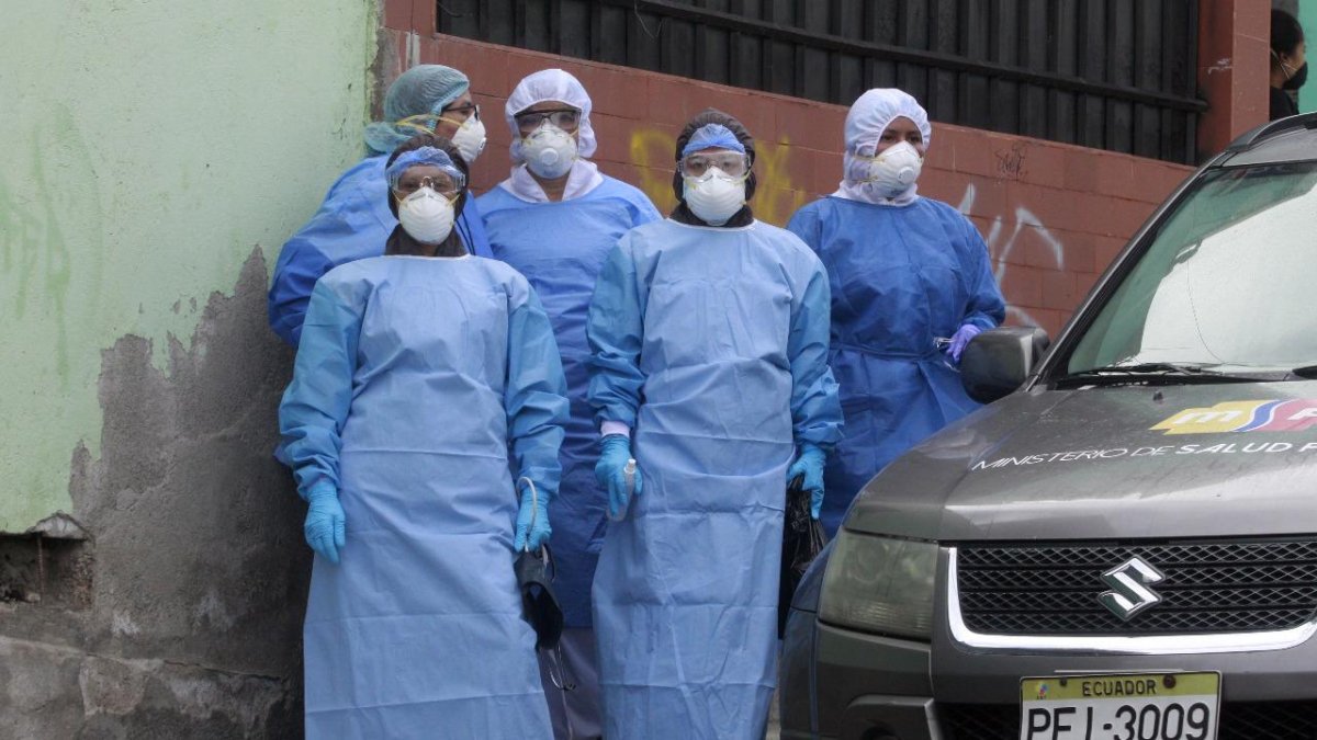 El viernes médicos llegaron a Pisullí, en el norte de Quito para efectuar pruebas de COVID-19 a la población