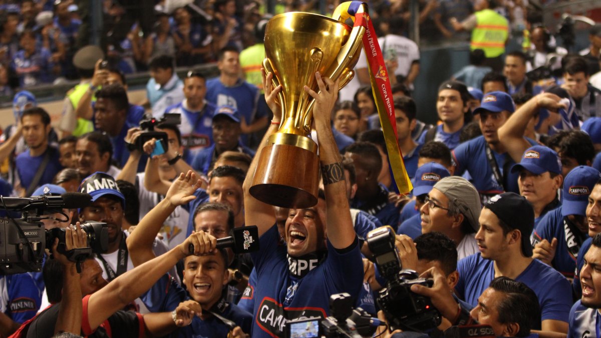 Los eléctricos vivieron una fiesta al levantar el trofeo 2014 ante su eterno rival.