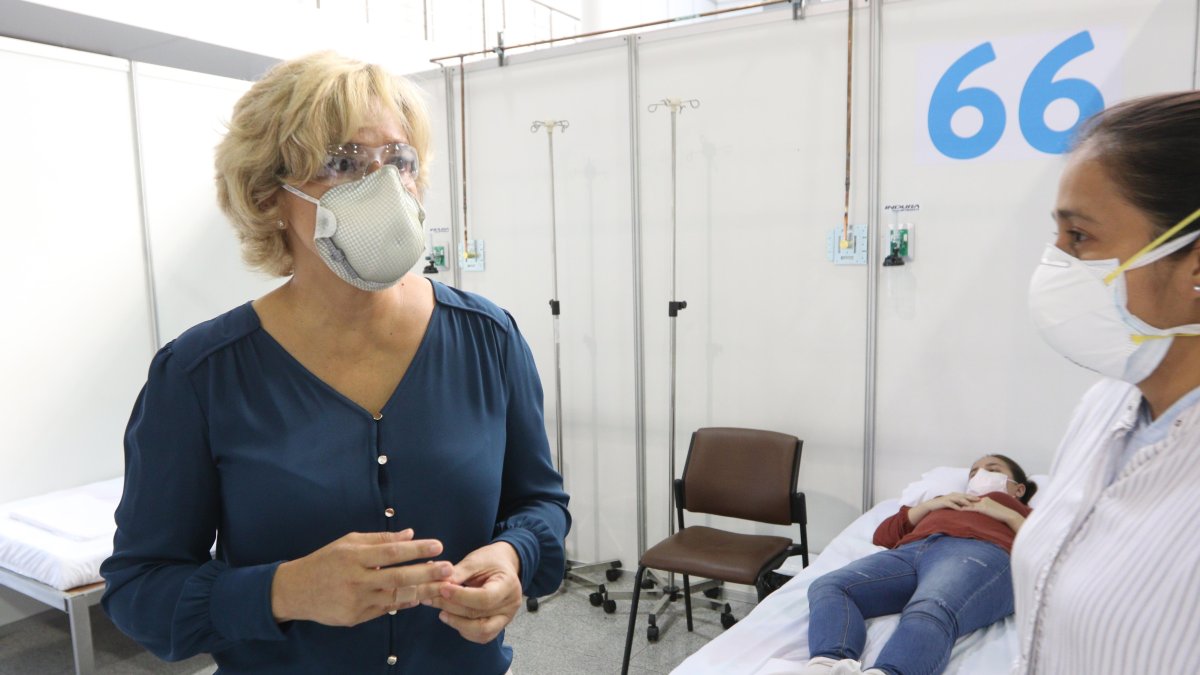 Cynthia Viteri en el primer día de atención en el centro de convenciones.