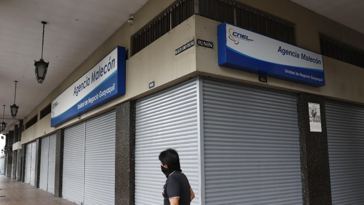 Por ahora, las oficinas de CNEL permanecen cerradas. No se puede hacer consultas y reclamos presencialmente.