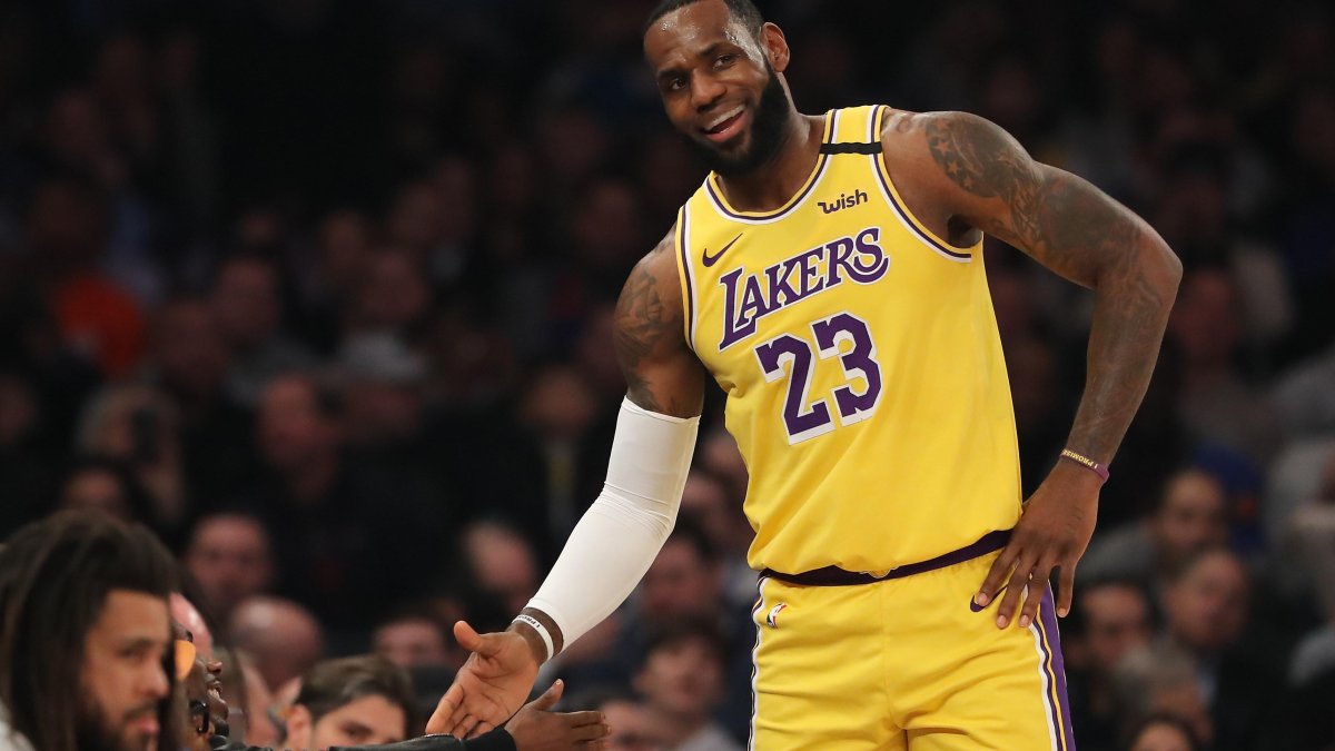 LeBron James quiere terminar la temporada de la NBA cuando no corran riesgos los jugadores.