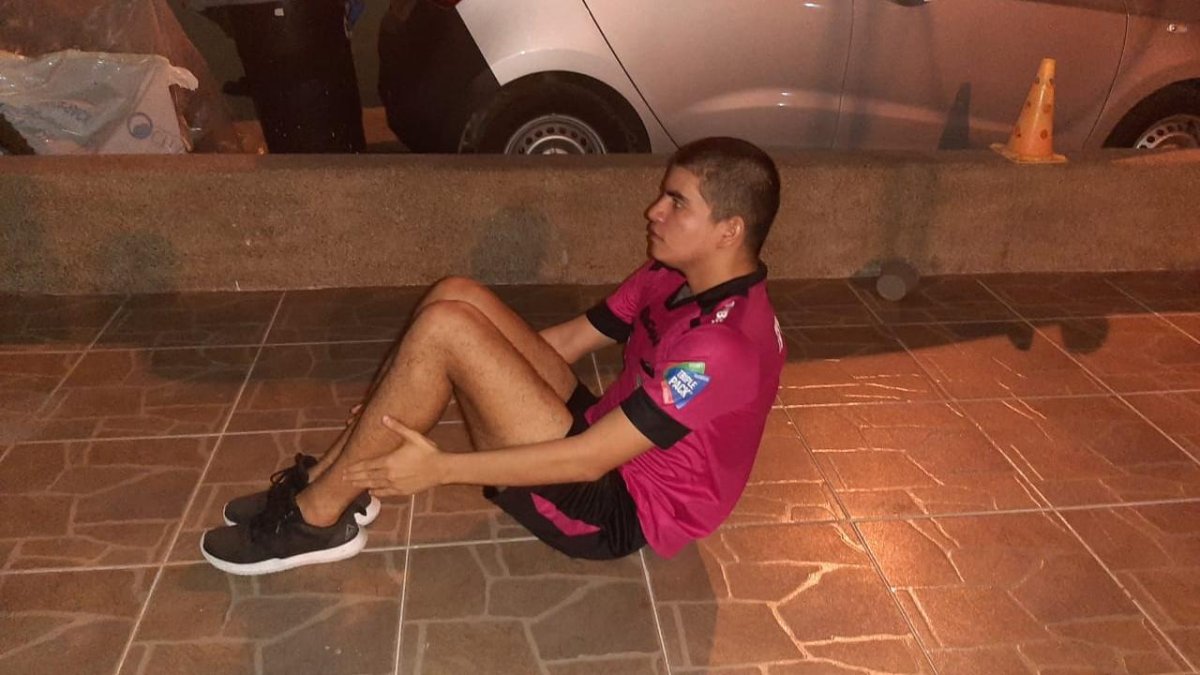 Jordan Montecé, árbitro de Primera, trabaja en su portal.