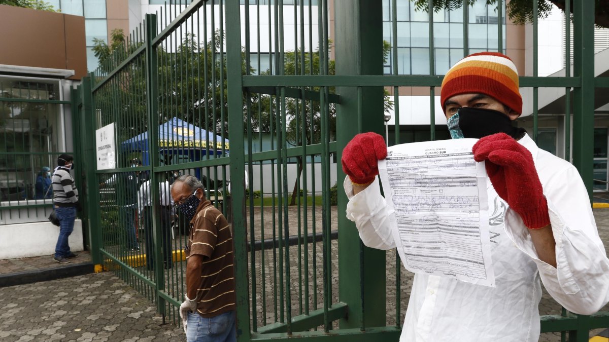 Familiares de fallecidos llegaban a diario hasta el Hospital Guasmo Sur para pedir información sobre sus cuerpos.