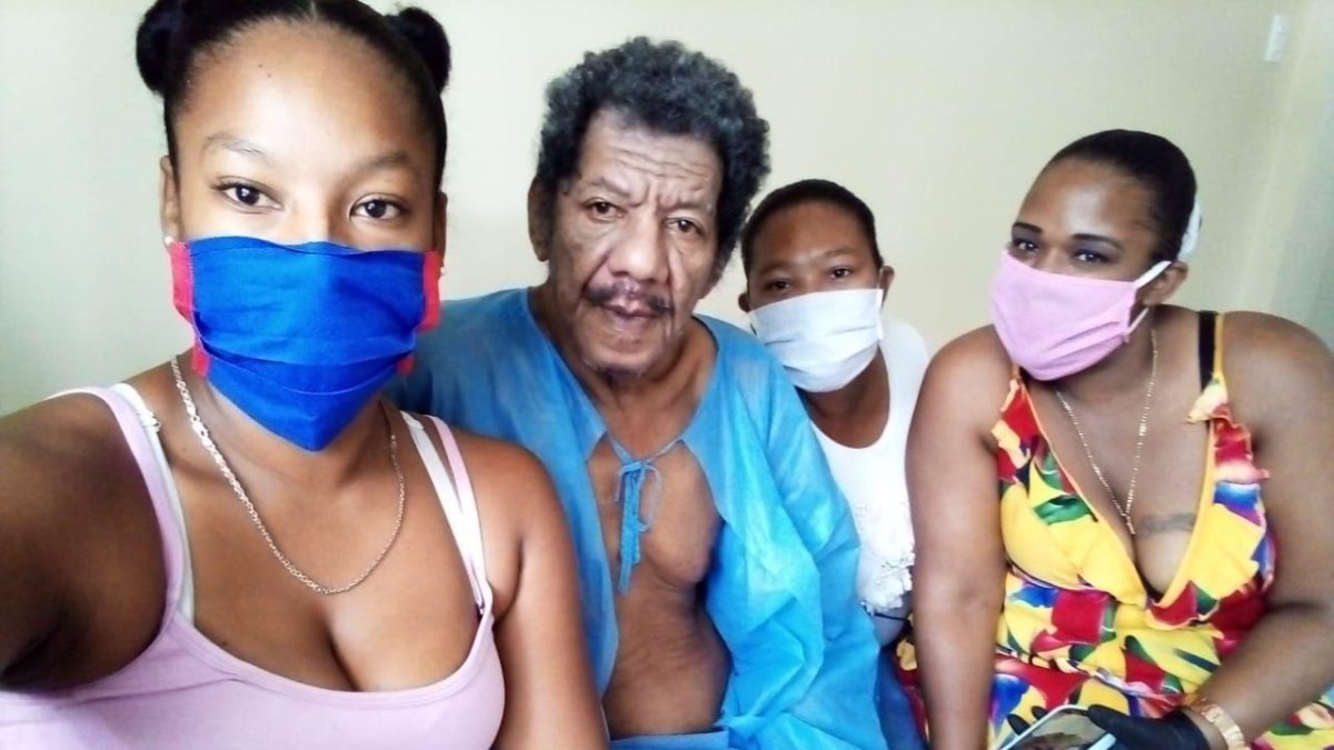 Felicidad. Teófilo Velasco junto a tres de sus cuatro hijas, ayer, en el hospital