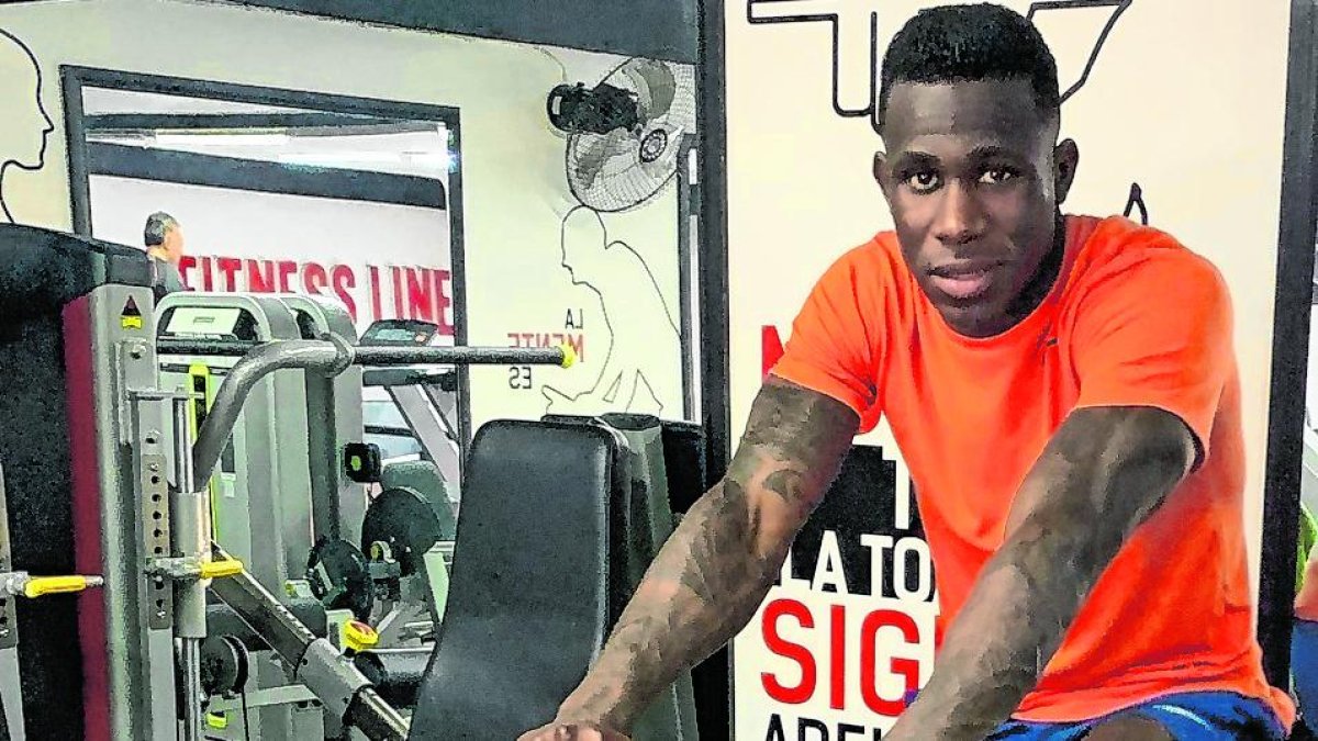 Kevin Mercado intenta matener su forma física trabajando en casa, mientras se supera la crisis del coronavirus.