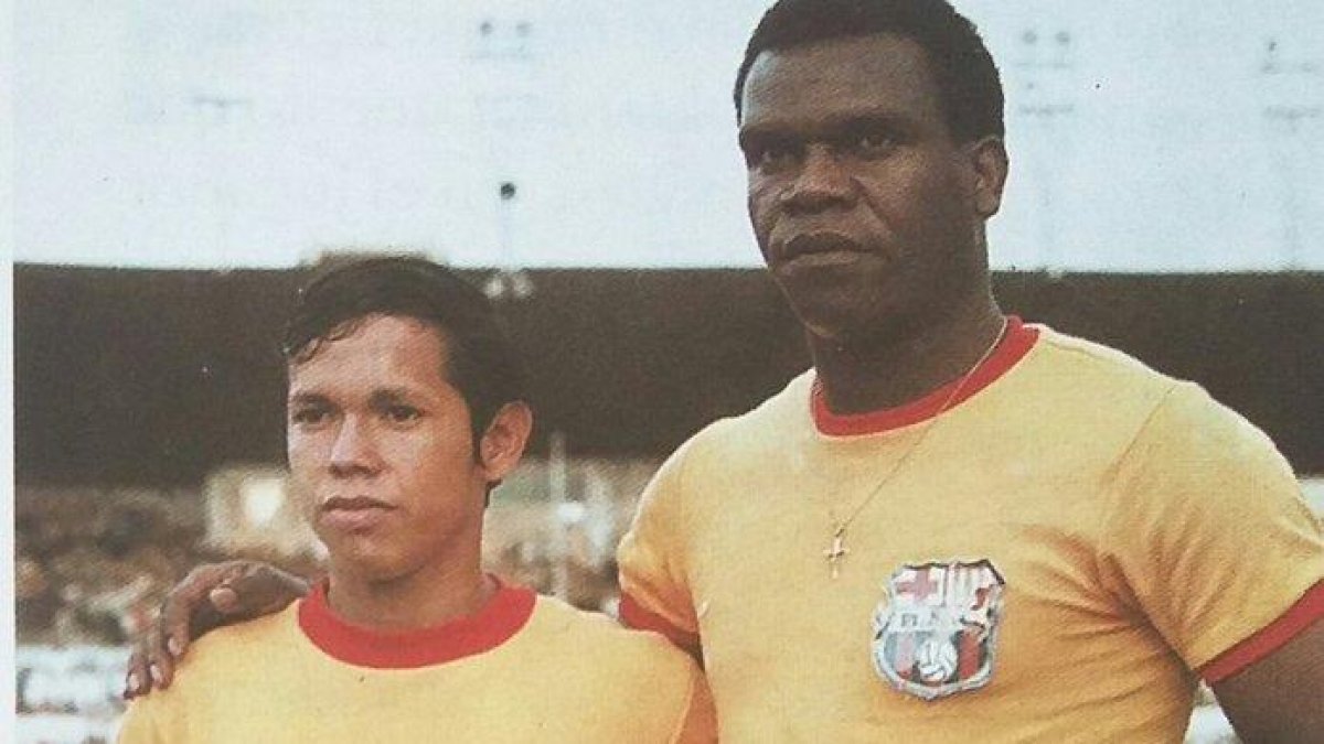 Pedro 'Perico' León (d) jugó dos temporadas y fue figura en Barcelona. Junto al peruano, Juan Madruñero.