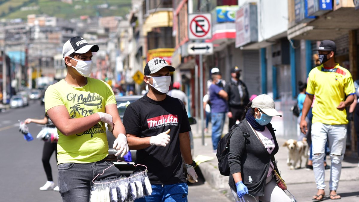 Comerciantes informales aprovechan la presencia de ciudadanos en los exteriores de mercados en Quito.
