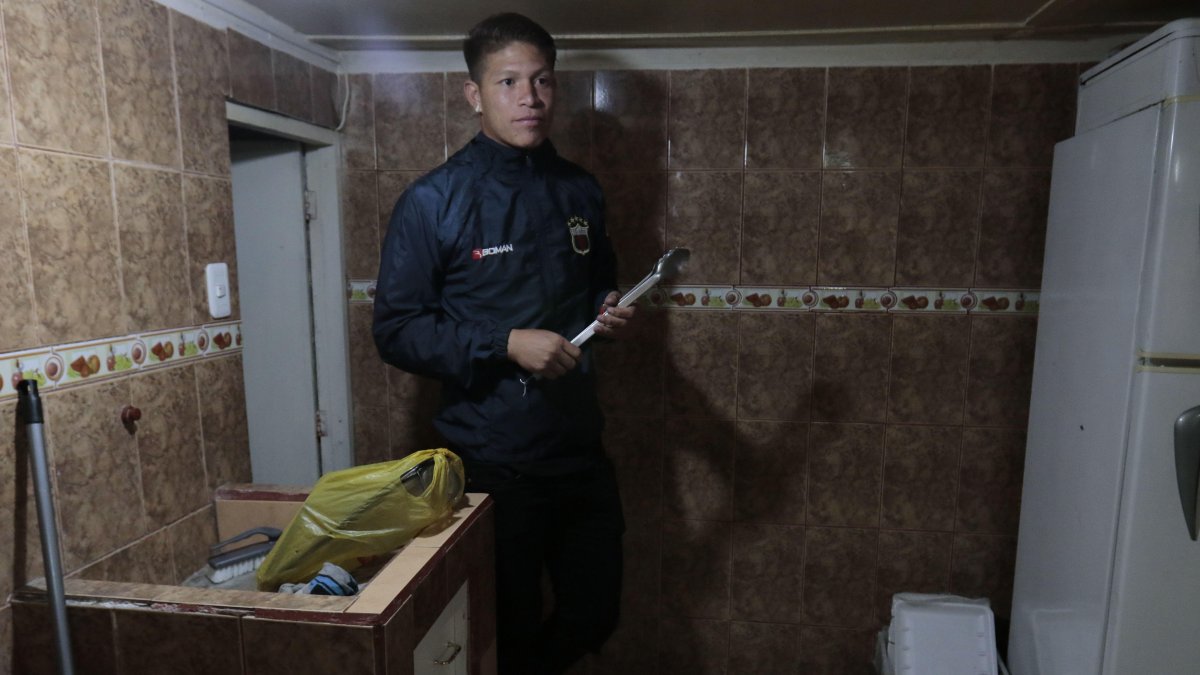 Juan Alvarenga, jugador de Deportivo Quito, en su departamento.