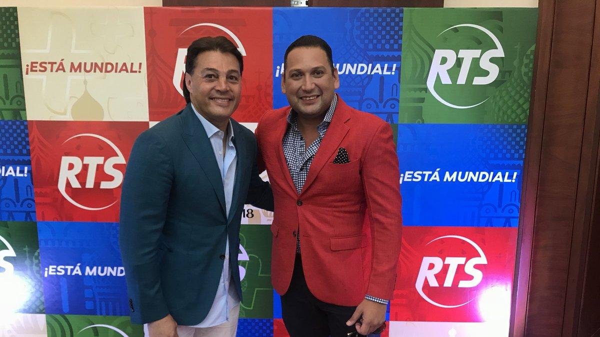 José Luis Arévalo (d) conducirá el segmento deportivo Copa. En la foto junto a Carlos Alfaro Moreno, exconductor del programa.