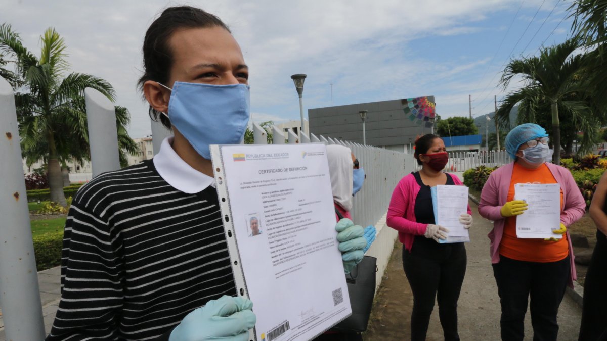 Familiares de fallecidos durante la emergencia reclaman cuerpos de sus muertos.

FECHA : 04/05/2020 

Agencia (ag-extra)