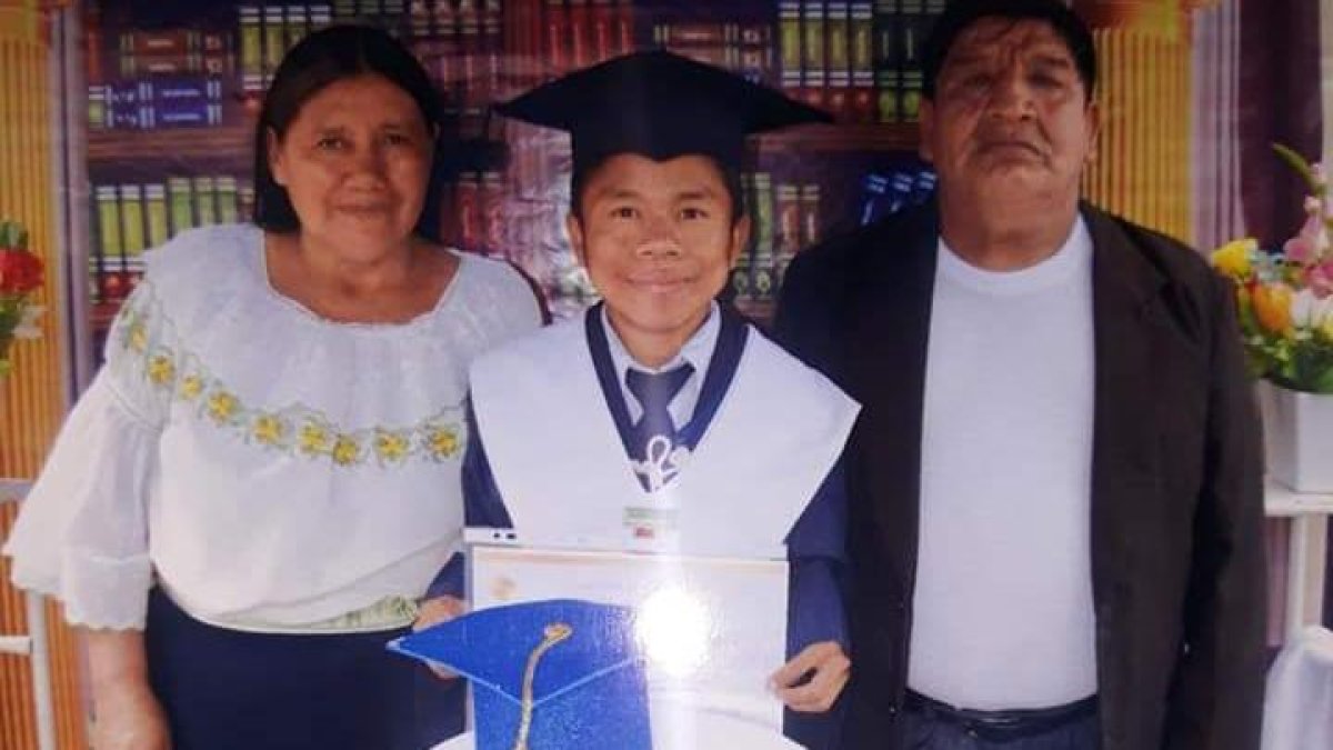 Daniel Lema junto a sus padres María y Manuel cuando en el pasado se graduó del colegio.