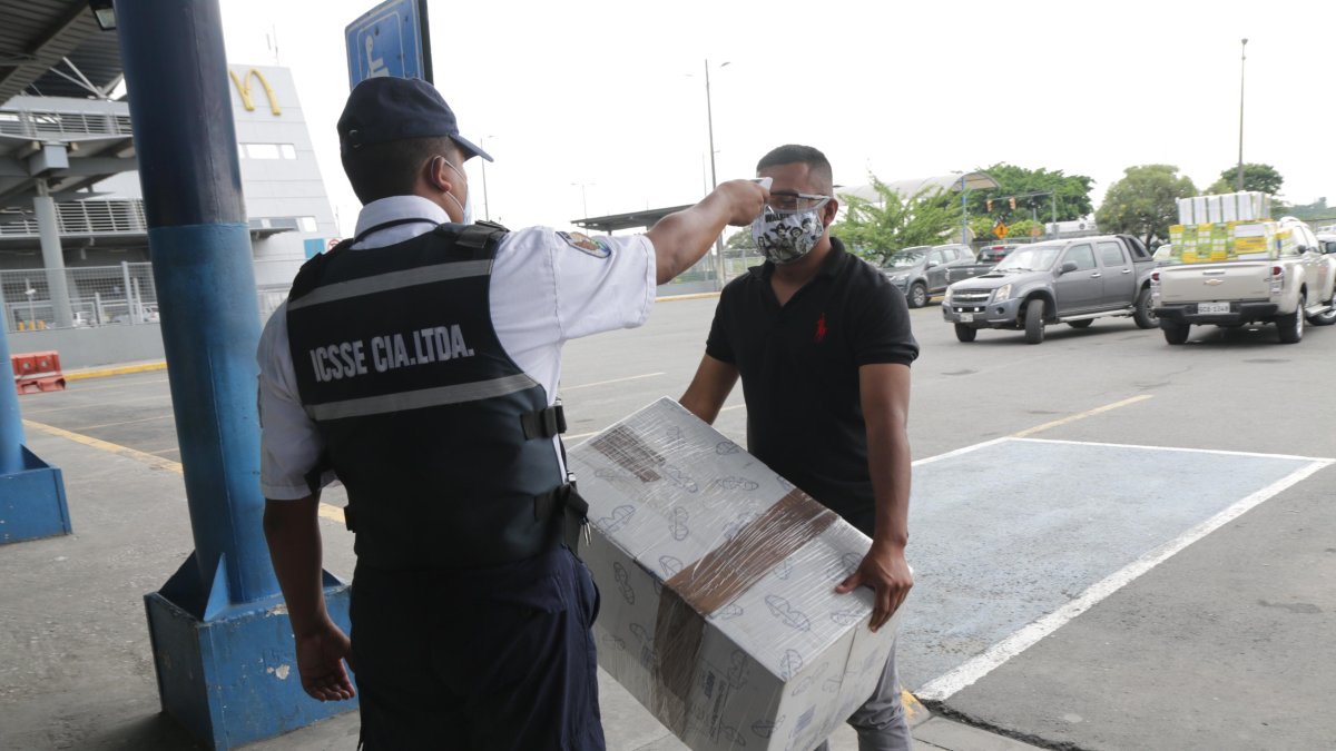 Desde el lunes el servicio de encomiendas de la Terminal Terrestre de Guayaquil empezó a funcionar bajo estrictos protocolos de seguridad.