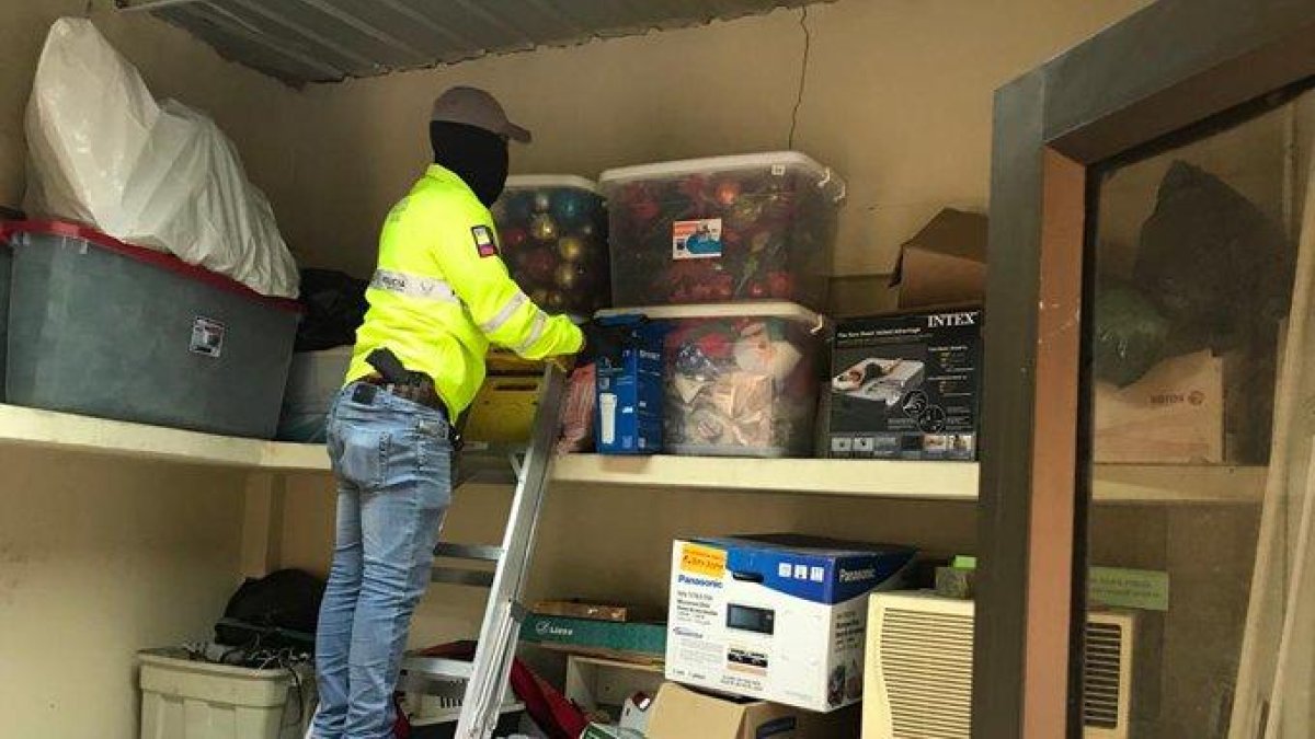 La Policía decomisó computadoras, dinero y documentos de los detenidos.