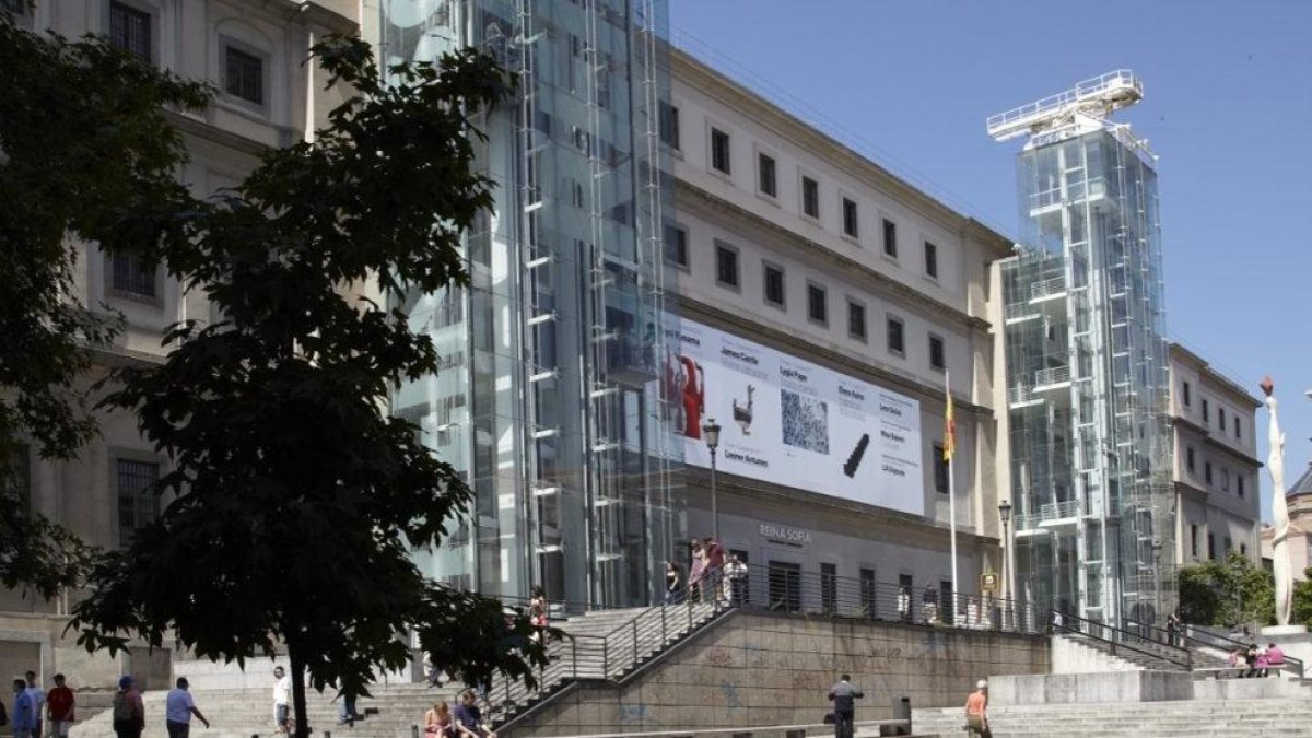 Está ubicado en la calle de Santa Isabel, 52, 28012, en  Madrid.