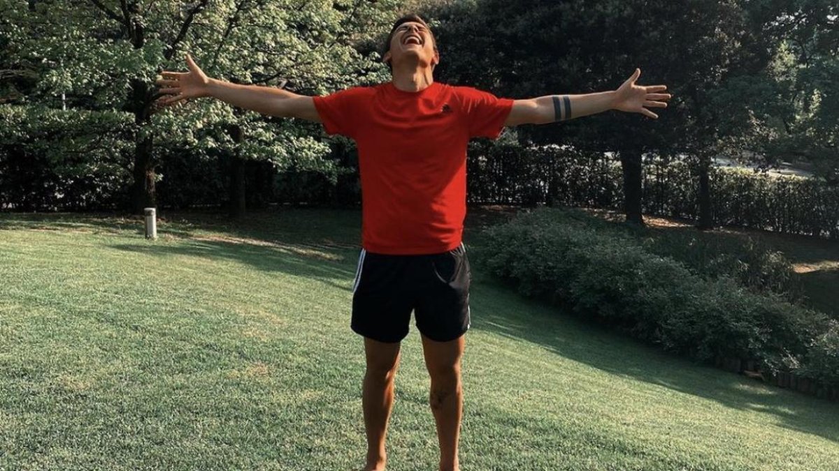 Paulo Dybala se muestra emocionado tras superar la enfermedad.