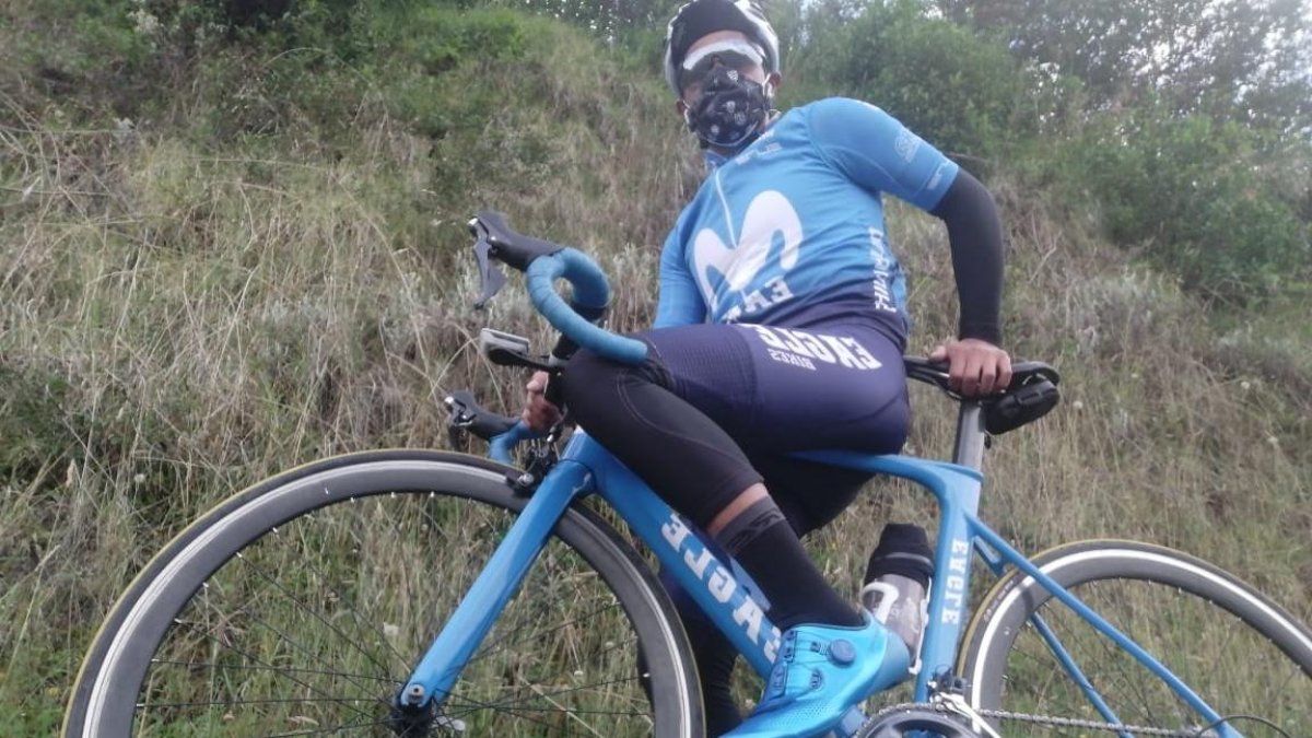 Jorge Montenegro, actual campeón de la Vuelta al Ecuador, durante su práctica por las carreteras de Tulcán. El ciclista lleva mascarilla como parte de su equipo.