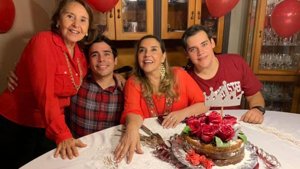 Beatriz junto a su madre, Beatriz Parra, y sus hijos Enrique y Sebastián.