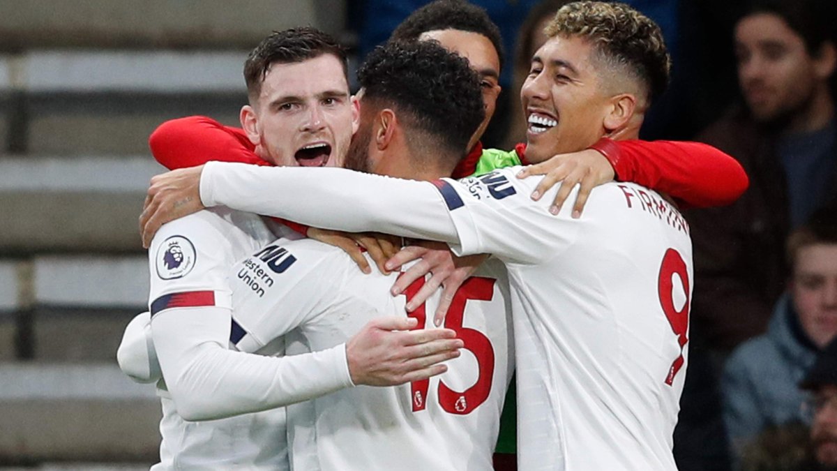 Los jugadores de fútbol en Inglaterra no podrán hacer más abrazos grupales en el festejo de los goles como estos.