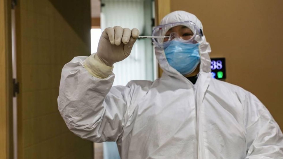 La COVID-19 se contagia a través de gotitas respiratorias o el contacto directo, y el virus se ha detectado también en la saliva, la orina y la materia fecal.