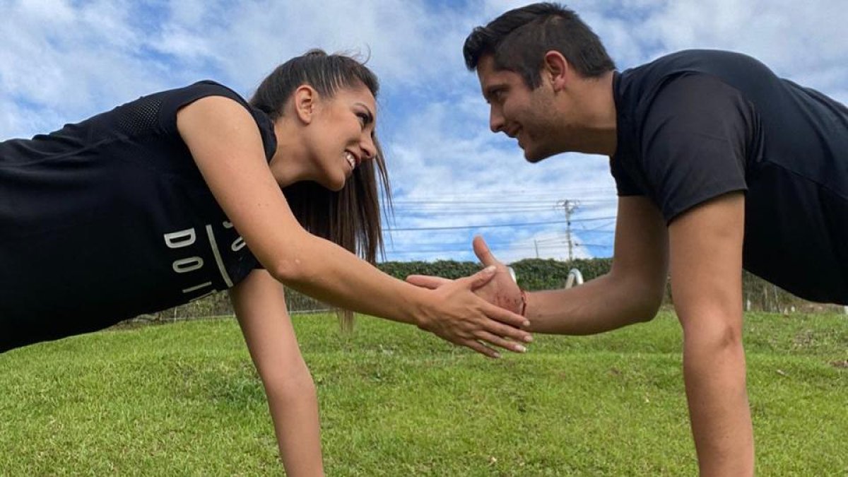 Fernanda Vásconez, integrante del club Ñañas, durante un entrenamiento junto a su novio.
