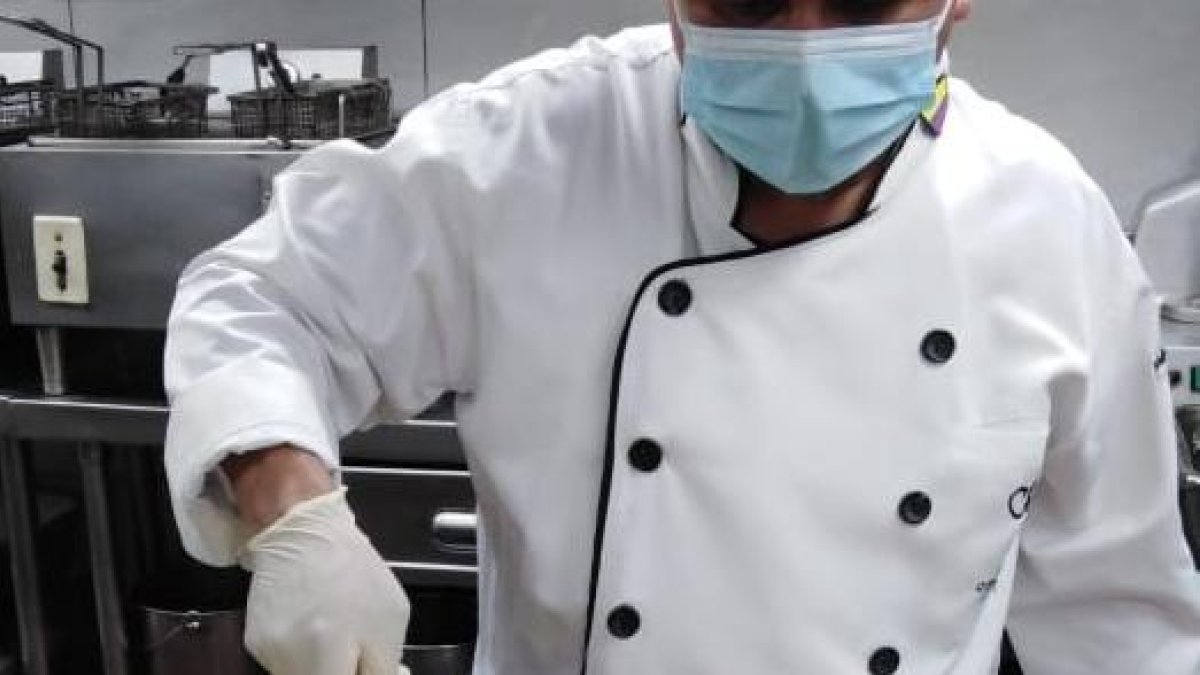 El chef de La Canoa del hotel Continental usa la ropa y la protección que el Ministerio de Turismo determina en el protocolo para los restaurantes.