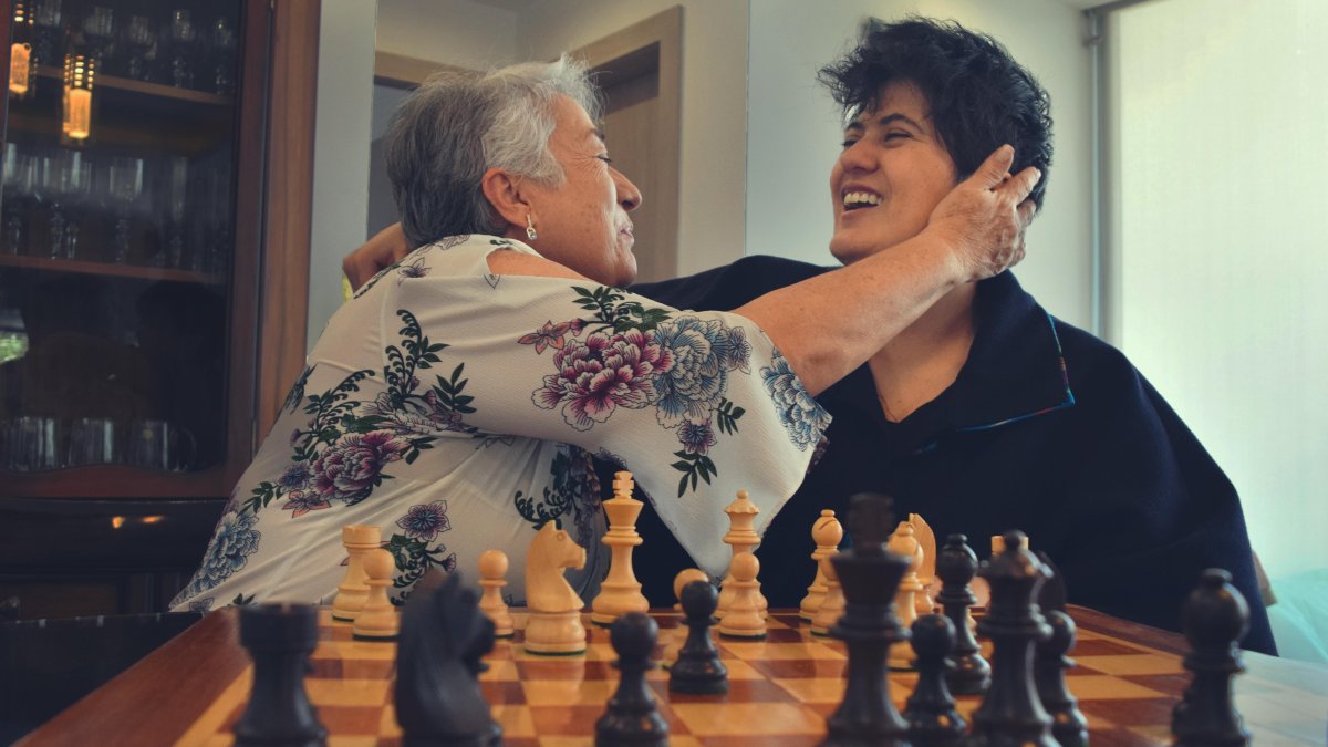 La Gran Maestra Internacional de ajedrez ecuatoriana Carla Heredia (d), junto a su madre, Alicia Serrano es una de las historias de amor y superación en este día.