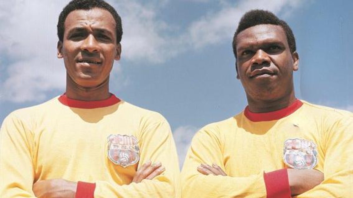 Pedro Perico León (d) falleció en Perú. En la foto junto el recordado Alberto Spencer (+) cuando militaban en Barcelona.