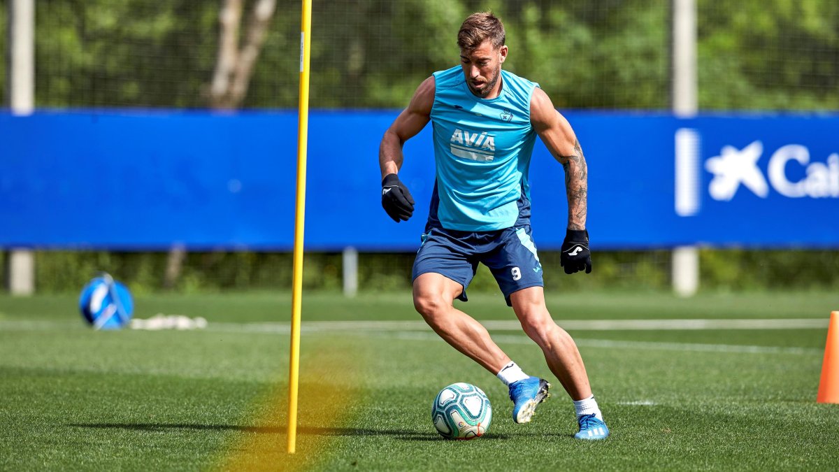 El jugador del Eiba,r Sergi Enrich, durante los entrenamientos individuales celebrados este fin de semana en las instalaciones de Atxabalpe, en Mondragón.