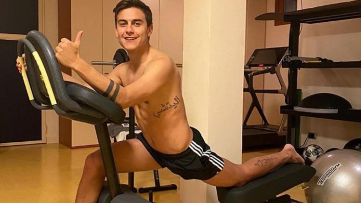 El futbolista argentino Paulo Dybala se recuperó por completo de la pandemia y, tras trabajar en casa por un periodo, ya trabaja en campo de forma individual.