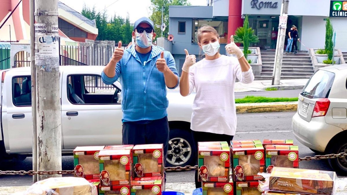 Las cajitas que antes se usaban para guardar las pelucas, ahora llevan alimento.