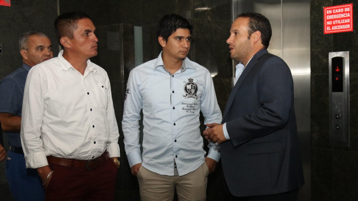 Jaime Estrada (centro) y Francisco Egas (derecha) están en una pugna por la presidencia de la Federación Ecuatoriana de Fútbol.