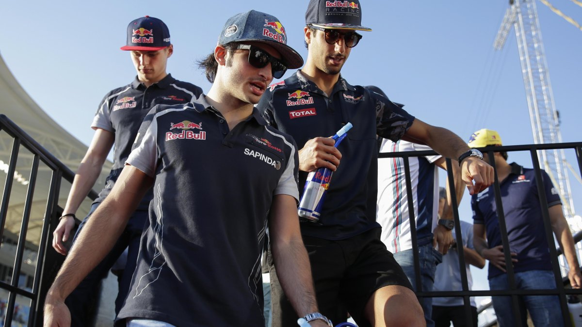 Carlos Sainz (c) y Daniel Ricciardo (d) fueron compañeros en la escudería Red Bull hace algunos años. Hoy han definido su futuro en otros equipos grandes.