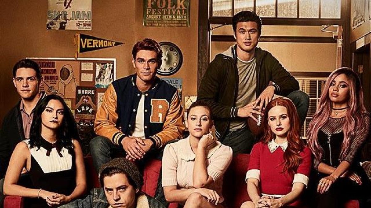 Destaca la actuación de Cole Sprousee, que encarna a Jughead Jones, el Torombolo de la tira cómica en la que se inspira la serie.