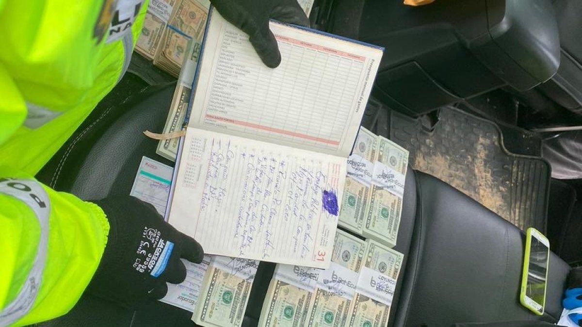 Según la Fiscalía, se decomisó gran cantidad de dinero en efectivo, cheques, sellos con imagen del Servicio de Rentas Internas, armas y otros elementos.