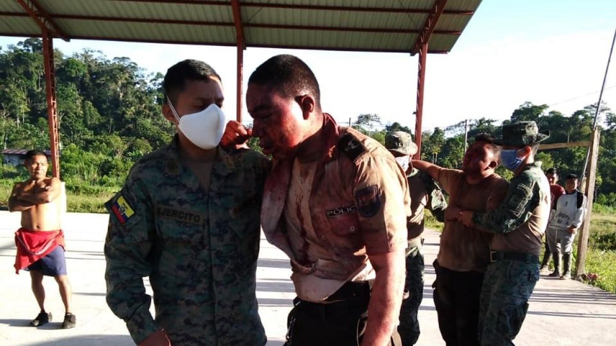 En Morona Santiago, en la comunidad de Huamboya, dos policías fueron agredidos cuando asistían a una llamada de auxilio.