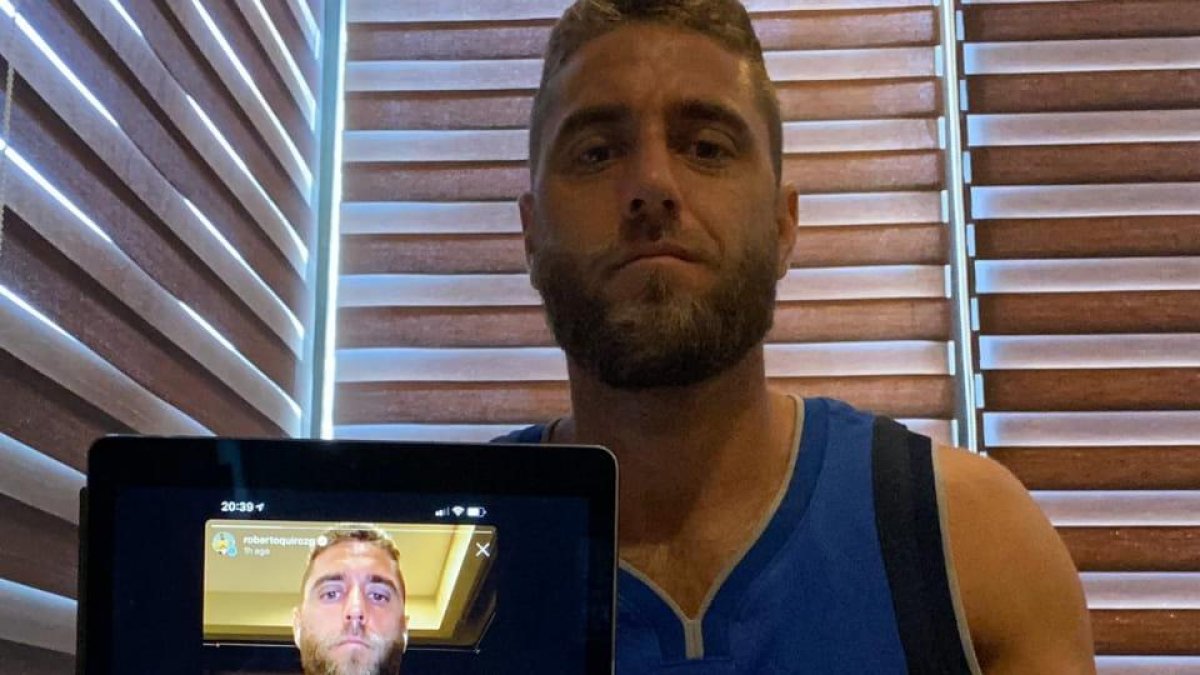 En cada uno de sus diálogos Roberto Quiroz luce una de las camisetas de baloncesto de la NBA. Es un coleccionista.