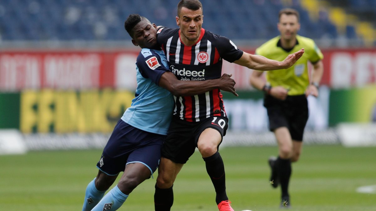 Breel Embolo (i) disputa el balón con Filip Kostic. Acciones como estas son normales en el fútbol, sin embargo, se prohiben los abrazos en las celebraciones.