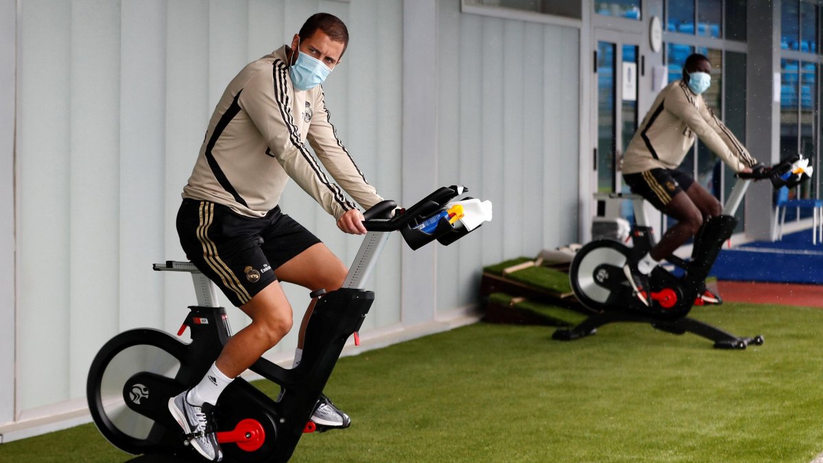 El delantero belga del Real Madrid Eden Hazard (i) durante el entrenamiento que realizado en Valdebebas, en Madrid.